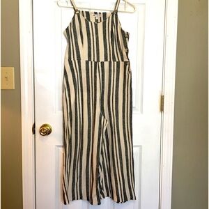 Women’s Jolt jumper. Sz M. Cropped flare leg. Casual, sleeveless, leisure.